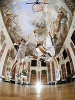 Gesamtsieger als bestes PR-Bild des Jahres und Siegerbild in der Kategorie "Sport" von der Universität Mannheim. Titel: "Basketball im Rittersaal: Hochschulsportler auf dem Campus der Uni Mannheim im Schloss". Bild: obs/Universität Mannheim