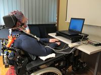 Erster erfolgreich durch Gedanken gesteuerter Roboterarm - ohne Gehirnimplantate