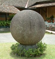 Steinkugel im Hof des Nationalmuseums von Costa Rica
