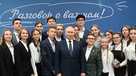 Wladimir Putin mit Schülern im Dorf Turginowo, Gebiet Twer, 1. September 2023 Bild: Sputnik / Jekaterina Tschesnokowa, RIA Nowosti
