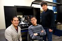 MIT-Forscher: Jeehwan Kim (Mitte) und Kollegen. Bild: Kuan Qiao