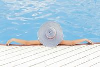 Frau im Schwimmbad (Symbolbild)
