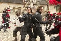 D'Artagnan (Logan Lerman) und die Musketiere Aramis (Luke Evans) und Athos (Matthew MacFadyen). Bild: Constantin Film Verleih GmbH