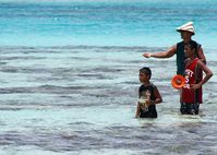 Präsident Tong mit Kindern Bildtext: Kiribatis Präsident Anote Tong macht sich für den Schutz seines Landes stark. Bild: Copyright: Conservation International/photo by Peter Stonier