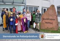 Hoher Besuch im Polizeipräsidium am Dreikönigstag: Polizeipräsident Michael Denne (hintere Reihe, 5. von rechts) begrüßte die fröhliche Sternsinger-Gruppe der katholischen Kirchengemeinde St. Martin aus Kaiserslautern um Claudia Berninger und Eva-Maria Schwehm ((1. und 2. von rechts). Bild: Polizei