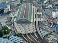 Der Kölner Hauptbahnhof ist ein Knotenpunkt im deutschen Personenverkehrs-Eisenbahnnetz und einer der verkehrsreichsten Bahnhöfe Deutschlands.