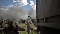 Ukrainische Soldaten schützen ihr Gehör beim Abfeuern einer M777-Kanone an der Front bei Saporoschje am 16. Juli 2023. Bild: Gettyimages.ru / Photo by Gian Marco Benedetto/Anadolu Agency