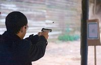 Schießübung: Bewaffnet sieht die Welt gefährlicher aus. Bild: Flickr/JMR
