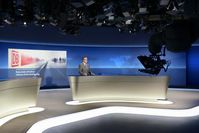 ARD/NDR, Jan Hofer präsentiert erste Tagesschau aus neuem Studio. Jan Hofer spricht die Tagesschau im neuen Studio. Bild: NDR/Thorsten Jander