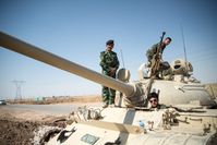 Peschmerga auf einem T-55 außerhalb Kirkuks im Juni 2014