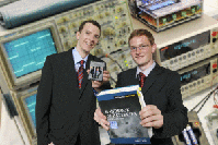 Daniel Petsch und Michael Rumetshofer mit ihrem Alkali-Batterielader. Bild: Rumetshofer