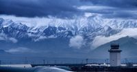 Die Bagram Air Base am Fuße des Hindukusch. Rechts im Bild der im Jahr 2008 fertiggestellte, neue Tower. Bild: U.S. Air Force photo by Staff Sgt. Samuel Morse / wikipedia.org