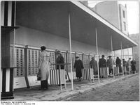 Moderne Automatenstrasse in Karl-Marx-Stadt eröffnet: Eine moderne, überdachte Automatenstraße mit 16 Automaten wurde am 12. Dezember 1959 im Zentrum von Karl-Marx-Stadt (heute Chemnitz) eröffnet. Mit dieser modernen Einrichtung verwirklichten die Handelsorgane der Deutschen Demokratischen Republik eine der Forderungen der Leipziger Handelskonferenz. Überdachte Automatenstraße mit 16 Automaten in Karl-Marx-Stadt (Chemnitz) im Jahr 1959, Archivbild