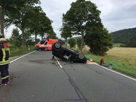 Total beschädigter Kleinwagen nach Baumkollisionen