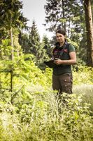 Dürren, Stürme und Schädlinge haben unseren Wäldern stark zugesetzt. Viele Waldbesucher fragen sich: Was können wir tun? / "Geht mit Euren Kindern in den Wald! Zeigt ihnen dieses besondere Ökosystem und wie spannend es ist, in ihm zu spielen. Was Eure Kinder kennen, werden sie einmal wertschätzen. Wenn sie dann groß genug sind, werden sie sich für die Erhaltung unserer Wälder interessieren und einsetzen. Zeigt ihnen, was der Wald für uns alle tagtäglich leistet und woher das Holz für die vielen tollen Produkte kommt, die Ihr täglich nutzt." Victoria Marks, Niedersächsische Landesforsten, Forstamt Clausthal (Niedersachsen) / Weiterer Text über ots und www.presseportal.de/nr/68401 / Die Verwendung dieses Bildes ist für redaktionelle Zwecke honorarfrei. Veröffentlichung bitte unter Quellenangabe: "obs/PEFC Deutschland e. V./Niedersächsische Landesforsten"