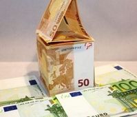 Immobilie aus Geld: Preise ziehen massiv an. Bild: pixelio.de, Benjamin Klack