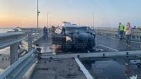 Dieser Pkw wurde bei einem ukrainischen Terroranschlag auf die Krim-Brücke schwer beschädigt. Zwei Insassen kamen dabei ums Leben, eine dritte Person, ein 14jähriges Mädchen, erlitt mittelschwere Verletzungen. (17. Juli 2023) Bild: Shot