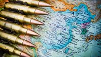 Eine Karte mit China im Fokus und Maschinengewehrmunition (Symbolbild) Bild: Gettyimages.ru / halbergman