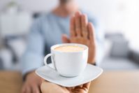 Kaffee kann die Blase reizen. Deshalb sind bei Inkontinenzbeschwerden stilles Wasser und Kräutertees zum Durstlöschen am besten geeignet.