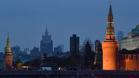 Die Türme des Moskauer Kremls mit dem Gebäude des russischen Außenministeriums im Hintergrund Bild: Sputnik / Alexei Majschew