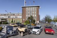 Ford-Werkjubiläum: Vor 90 Jahren beginnt Kölner Erfolgsgeschichte mit der Grundsteinlegung der Ford-Werke / Neun Meilensteine aus neun Jahrzehnten Ford in Köln: Ford "Köln" (Modell Y), Modell A, der aktuelle Ford Fiesta EcoBoost Hybrid, "Badewannen-Taunus" (1. Reihe v. li.), "Weltkugel-Taunus" (2. Reihe), Granada I, Capri I (3. Reihe v.li.), Scorpio I und Fiesta I (4. Reihe v.li.). / Weiterer Text über ots und www.presseportal.de/nr/6955 / Die Verwendung dieses Bildes ist für redaktionelle Zwecke honorarfrei. Veröffentlichung bitte unter Quellenangabe: "obs/Ford-Werke GmbH/Friedrich Stark"