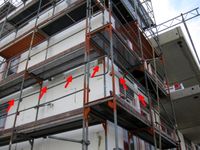 Brandschutzstreifen aus Mineralwolle gegen die Brandausbreitung in einer PS-Wärmedämmung.