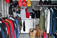 Garage mit gefälschten Kleidungsstücken Bild: Polizei