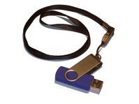 USB-Stick mit schlichtem, unbedrucktem Lanyard und Sicherheitssteckverbindung (Symbolbild)