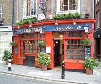 Ein Pub in London mit rotem Eingang