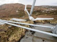 Die kümmerlichen Reste der Rotorblätter und das Getriebegehäuse der Turbine. Bild: Northern Times - EIKE