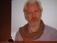 Jacob Appelbaum mit dem via Skype zugeschalteten Julian Assange auf dem 30C3 im Dezember 2013