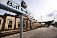 Der Bahnhof von Bad Kleinen, auf dem am 27. Juni 1993 bei einem Einsatz der GSG 9 die RAF-Terroristen Wolfgang Grams und Birgit Hogefeld festgenommen werden sollten. Bild: "obs/ZDFinfo/Jens Büttner/dpa"