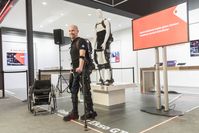 Damit Gelähmte wieder gehen können: Vodafone vernetzt Ekso Gehroboter. Bild: "obs/Vodafone GmbH"