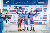 von links: Vizeweltmeister Max Langenhan, Weltmeister Jonas Müller und WM-Dritter David Gleirscher bei der Rodel WM in Oberhof / Bild: FIL - Internationaler Rodel Verband Fotograf: Mareks Galinovskis