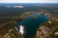 Grünheide und Fangschleuse mit Werlsee, im Hintergrund das Baugelände des Tesla Fabrik (2020), Archivbild