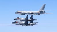 Ein chinesischer H-6-Bomber wird von Kampfjets begleitet. Bild: www.globallookpress.com / Li Gang