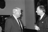 Henri Nannen (links) bei der Verleihung des Gödecke-Parke-Davis-Preises in Freiburg (1987), Archivbild