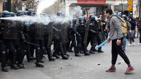 Die Polizei in Paris setzte Tränengas gegen die Demonstranten ein. Bild: www.globallookpress.com / Mylene Deroche