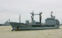 Der Betriebsstofftanker Rhön läuft aus der 4. Einfahrt aus um sich im Mittelmeer der Standing NATO Response Force Maritime Group 2 (SNMG 2) anzuschließen. Bild: Deutsche Marine / Ann-Katrin Winges