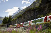 Der Glacier Express startet seine achtstündige Fahrt nach St. Moritz am Fuße des Matterhorns.  Bild: "obs/3sat/ZDF/SRF/Mediafisch"