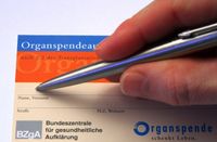 Organspende: Hoch umstritten da Körperteile bei lebendigem Leib entnommen werden (Hirntot ist nicht Tot).