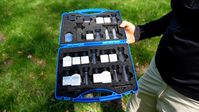 Der Chemieanalysekoffer für die Feldarbeit soll Schulkindern spielerisch die chemische Analyse von Wasser näherbringen. Bild: EU4Regions Fotograf: EU4Regions