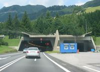 Tunnelportal des Sankt-Gotthard-Tunnels (Schweiz) auf der Südseite (Airolo)