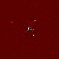 Direkte Abbildung des Planetensystems um HR8799. Links der Planet HR8799b, auf der rechten Seite, von oben nach unten, die Planeten c, e und d. Der Stern ist mithilfe einer Maske ausgeblendet. Quelle: Bild: A.-L. Maire / LBT (idw)