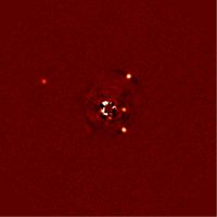 Direkte Abbildung des Planetensystems um HR8799. Links der Planet HR8799b, auf der rechten Seite, von oben nach unten, die Planeten c, e und d. Der Stern ist mithilfe einer Maske ausgeblendet. Quelle: Bild: A.-L. Maire / LBT (idw)