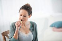 Anwendungen mit naturreinen ätherischen Ölen können gestressten Frauen helfen, aus dem Hamsterrad auszubrechen und zur Ruhe zu kommen.