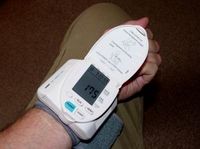 Blutdruckmesser: Stresspegel steigt mit Handys. Bild: pixelio.de/Dieter Schütz