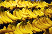 Reife Bananenfrüchte in einem Supermarktregal