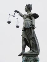 Justitia: Pharmaunternehmen erleidet Schlappe. Bild: pixelio.de, Dieter Schütz