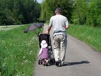 Generationen beim Spazieren: Vererbung geklärt. Bild: pixelio.de, Annamartha